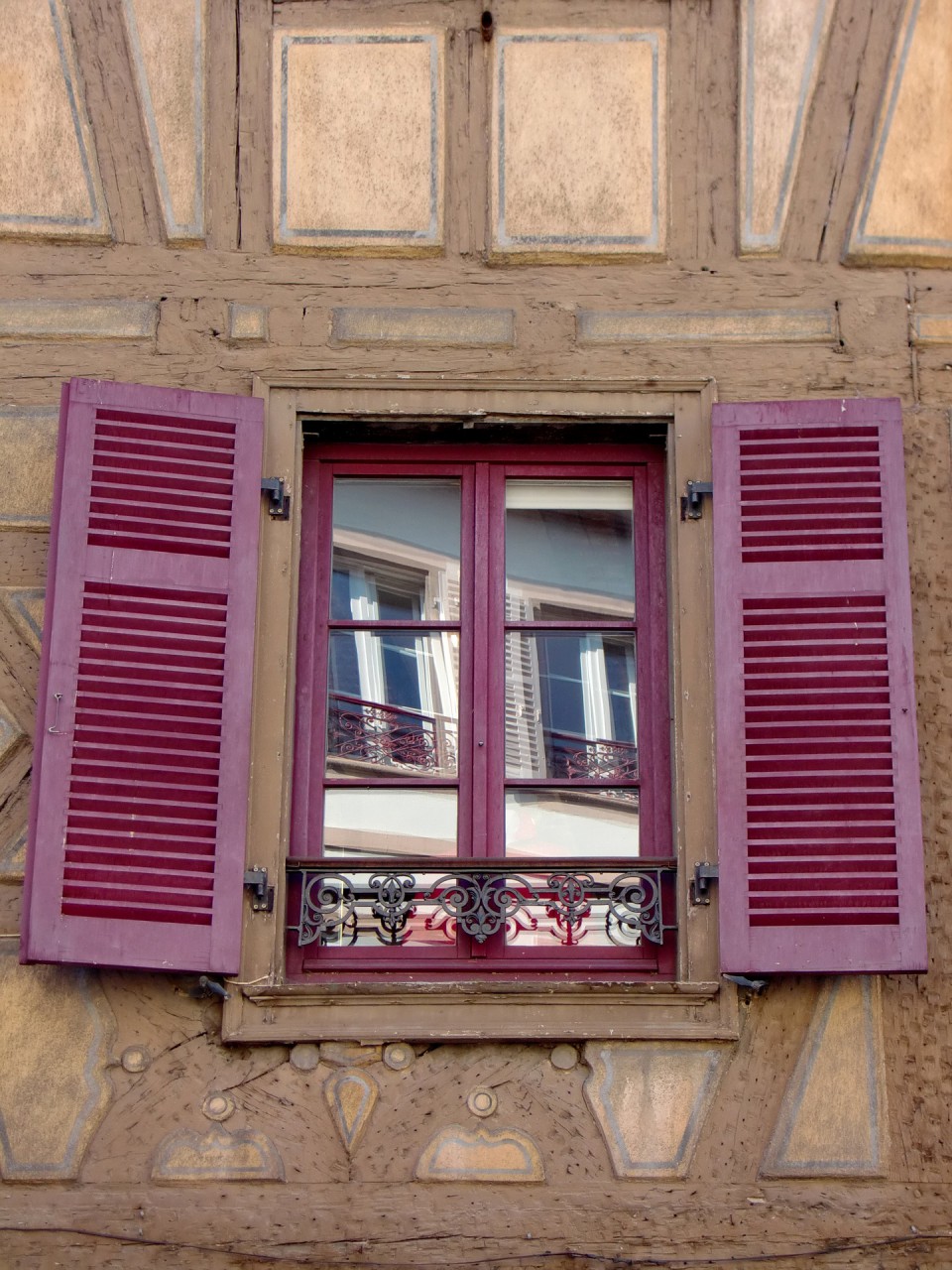 Ein offenes Fenster ermöglicht Blick auf Rollen, Team- und Fallarbeit